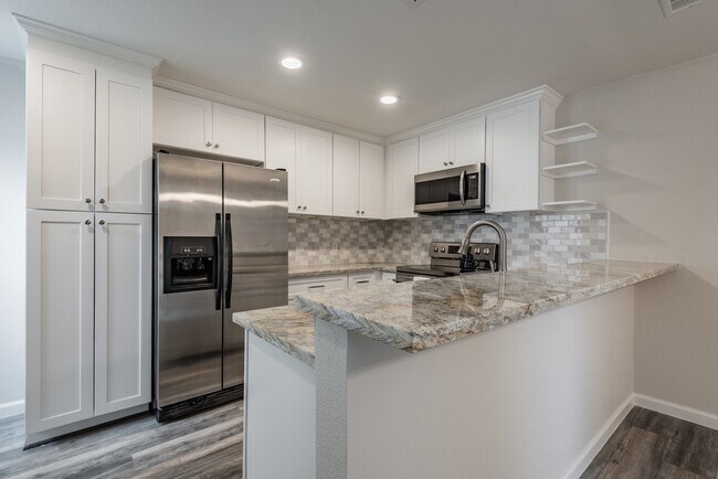 Building Photo - 2121 Fountain View Dr