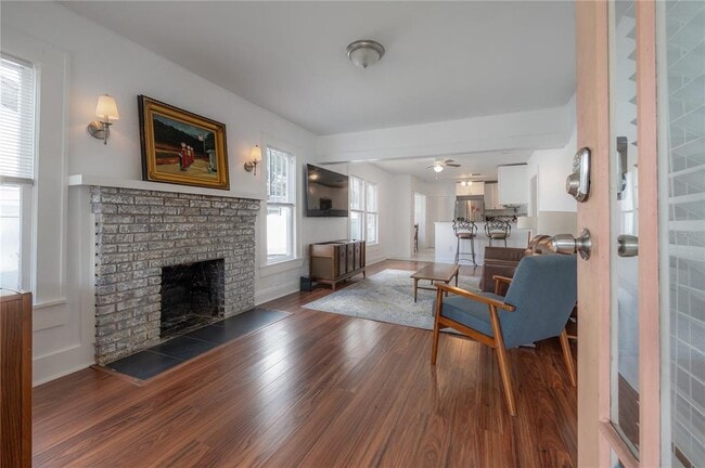 Building Photo - 207 W Hiawatha St