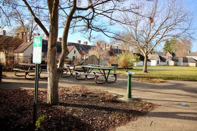 Building Photo - 3921 Oak St