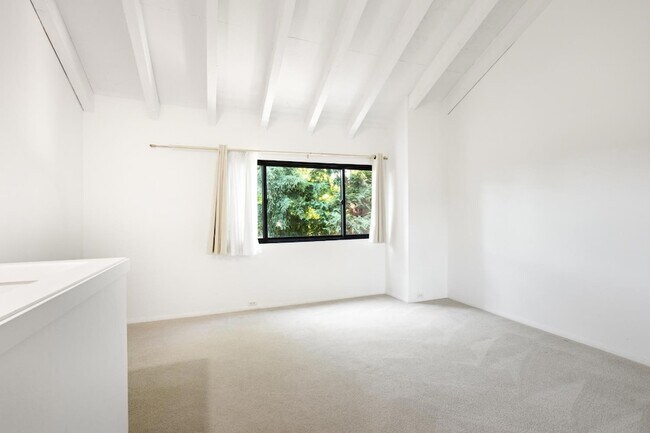 Building Photo - 536 Woodside Oaks