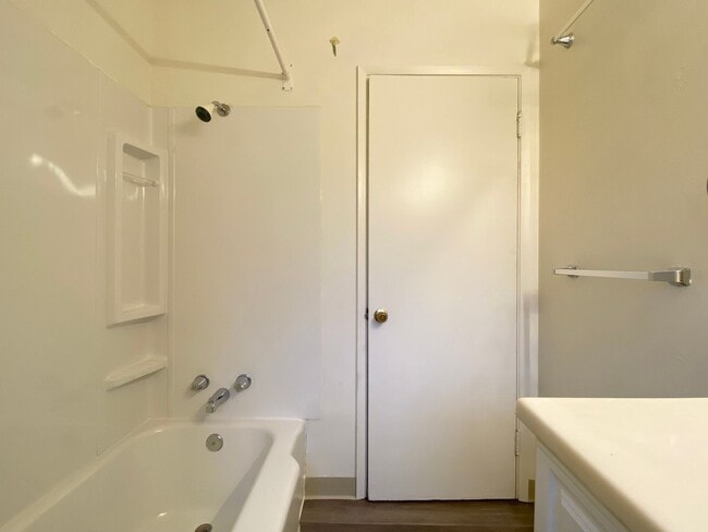 Building Photo - Des Moines Rambler w/ Large yard