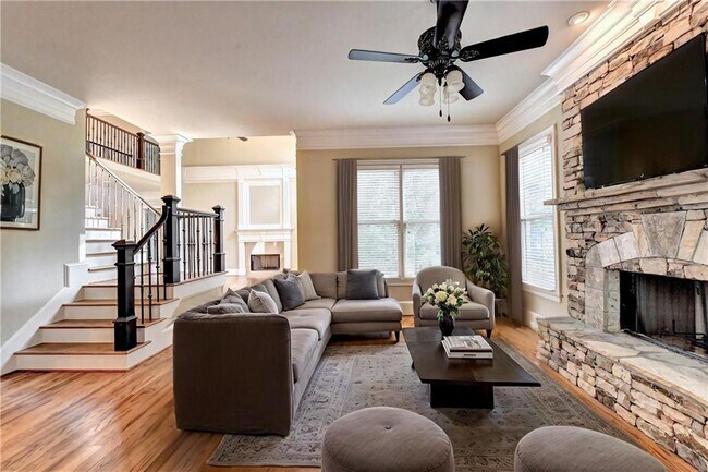 Building Photo - 8920 Doral Dr