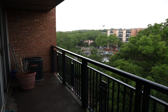 Building Photo - 6000 Oakwood Dr