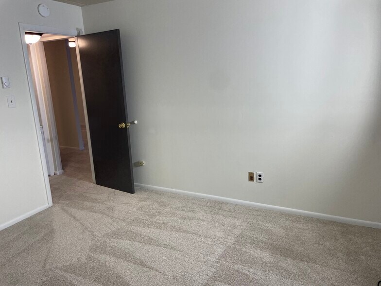 Building Photo - 300 WINDING Way