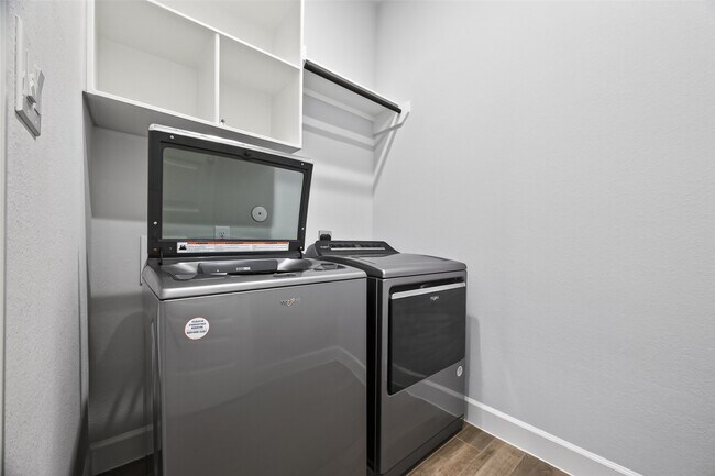 Building Photo - 302 Sky Top Dr