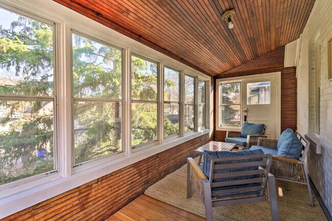 Building Photo - 1 Bedroom + Den (Lower) & 2 Bedroom (Upper)  - St. Paul Duplex - Both Units Avaialble