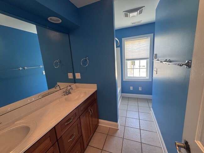 Building Photo - 118 Captains Ln