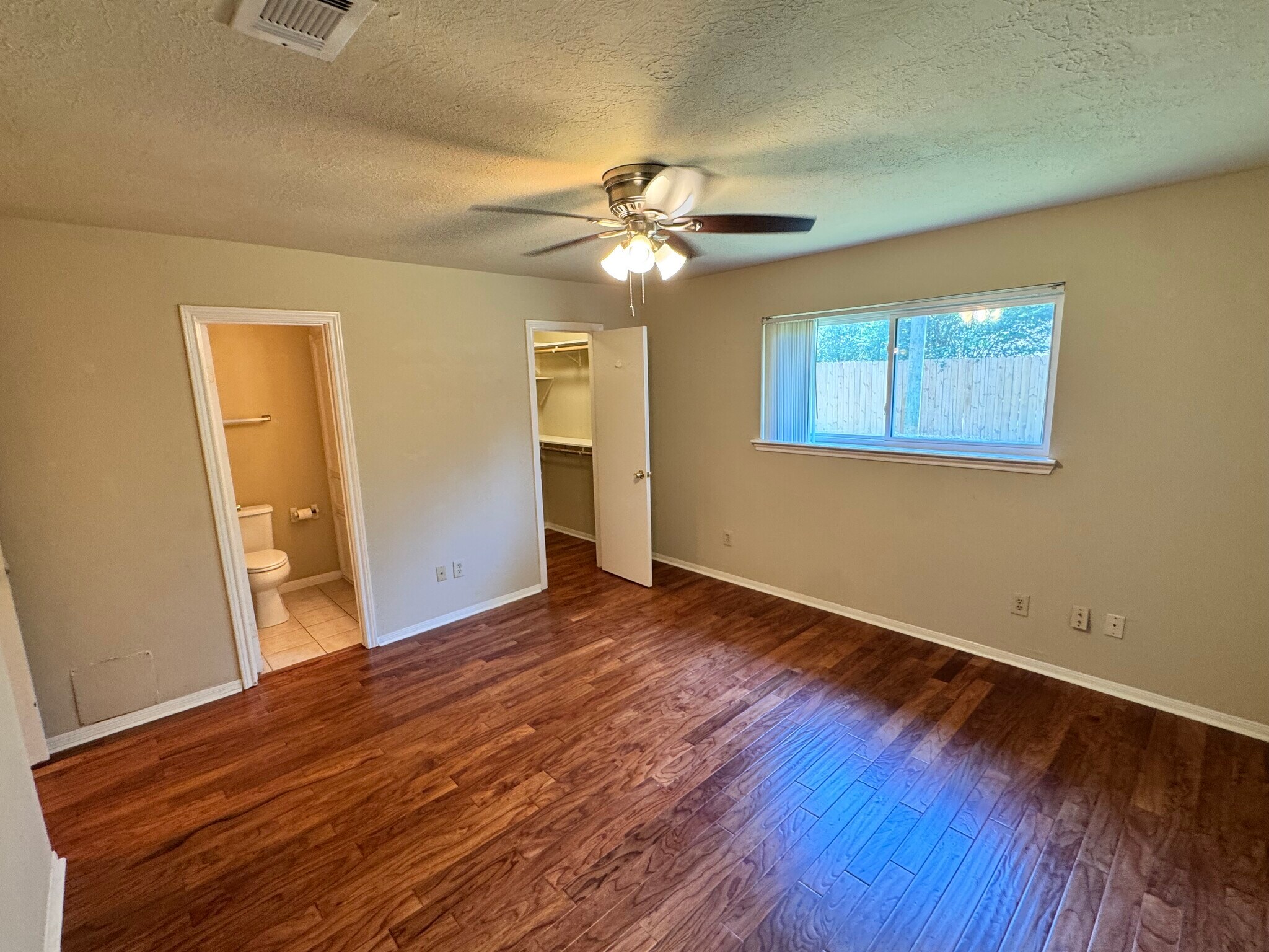 Building Photo - 9811 Charter Ridge Dr
