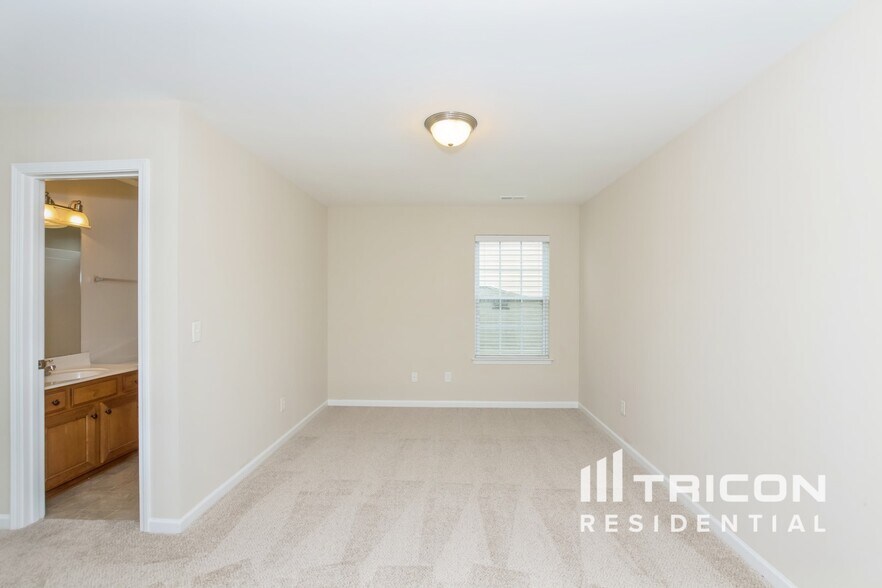 Building Photo - 915 Old Forester Ln
