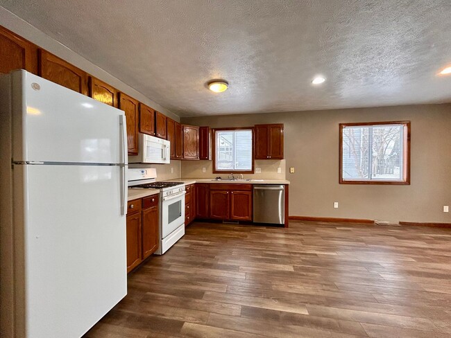 Building Photo - Four Bedroom Duplex in Kentwood - $400 OFF your 1st Month, Move-in by 2/15/26