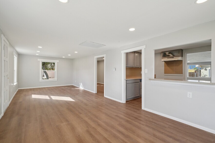 Building Photo - 1842 E Victoria Ave