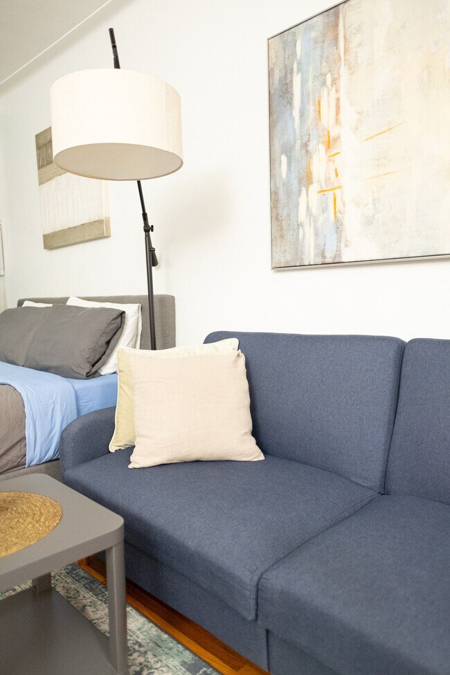 Building Photo - 328 E 74th St