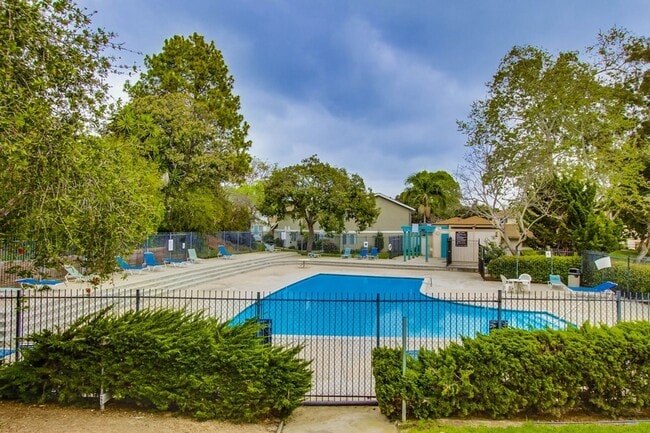 Building Photo - Large spacious 2 Bedroom in UTC