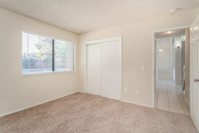 Building Photo - 5100 Cliff Rose Dr