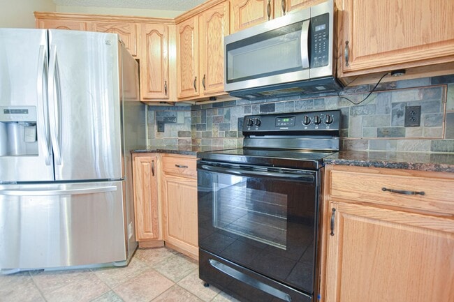 Building Photo - Pet Friendly Three Bedroom with Bonus!