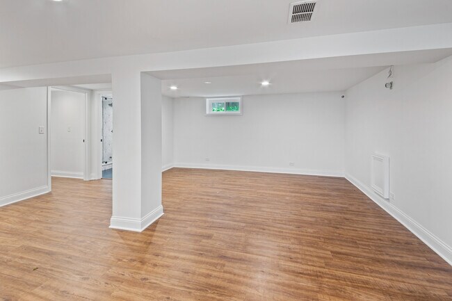 Building Photo - 6114 N Lenox Ave