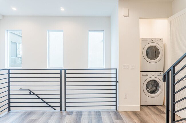 Building Photo - Beautiful Spacious Modern 3 Bedroom Townhome Available Now!