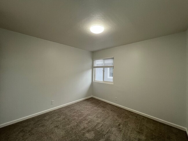 Building Photo - Newly updated 2 bedroom 1 bath unit