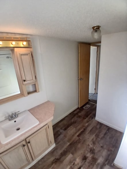 Building Photo - 905 W 37th Ave