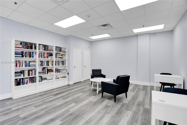 Building Photo - 3701 N Country Club Dr