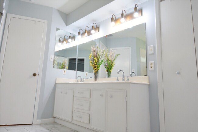 Building Photo - 6707 Las Brisas Dr