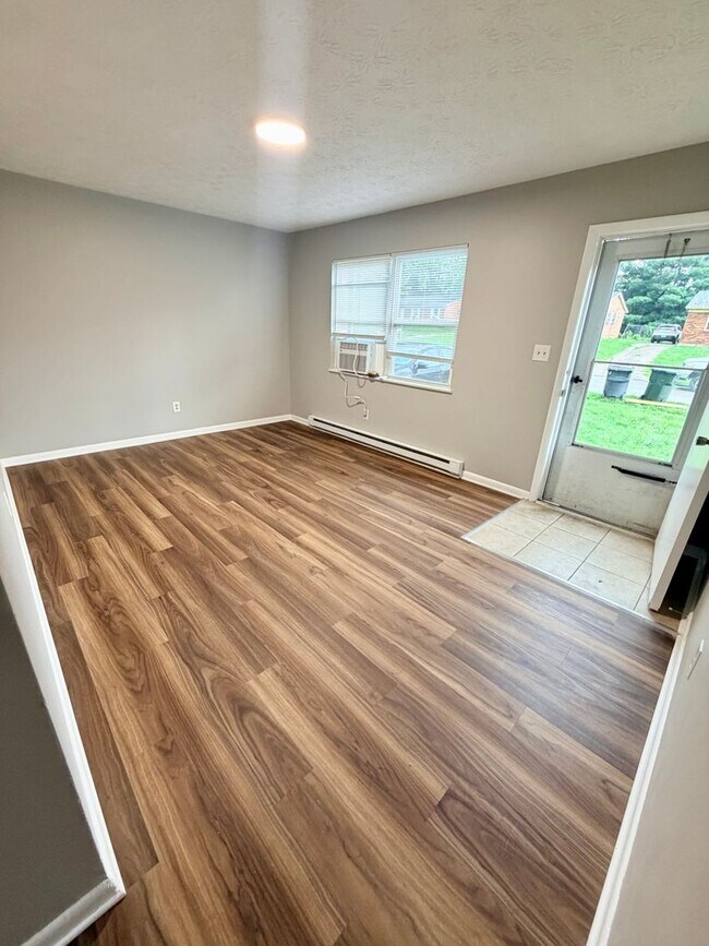 Building Photo - 951 Valley Farm Dr