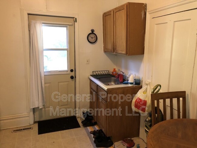 Building Photo - 1 bed 1 bath on Water St available June 1s...