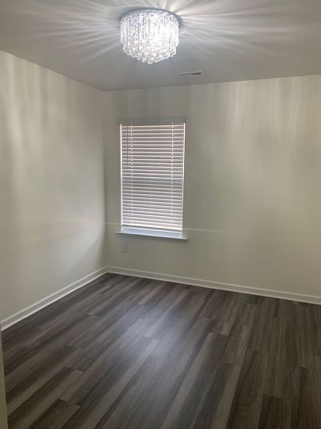 Building Photo - Townhouse