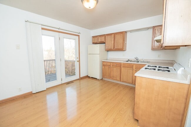 Building Photo - 2 bed 1 bath Duplex with basement in Portage