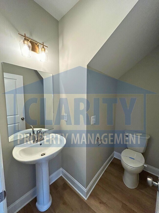 Building Photo - Modern two bedroom townhome!