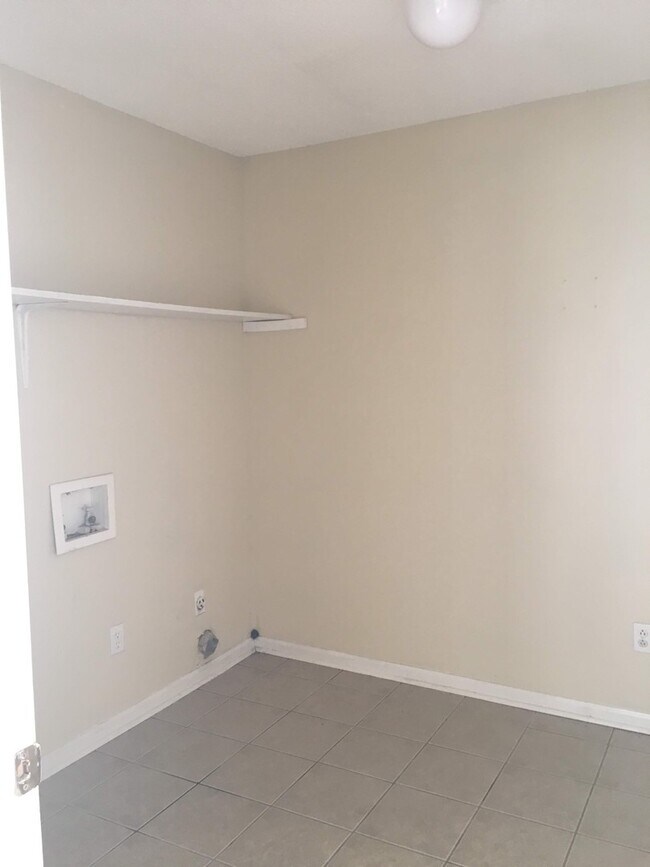 Building Photo - 709 Macey St