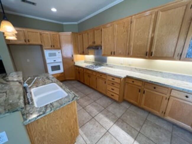 Building Photo - Stunning 2 bedroom Single-Story Home on Me...