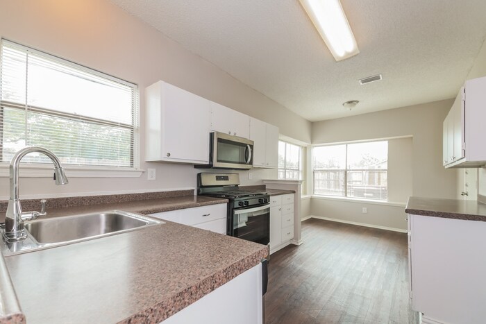 Building Photo - 600 Rancho Dr