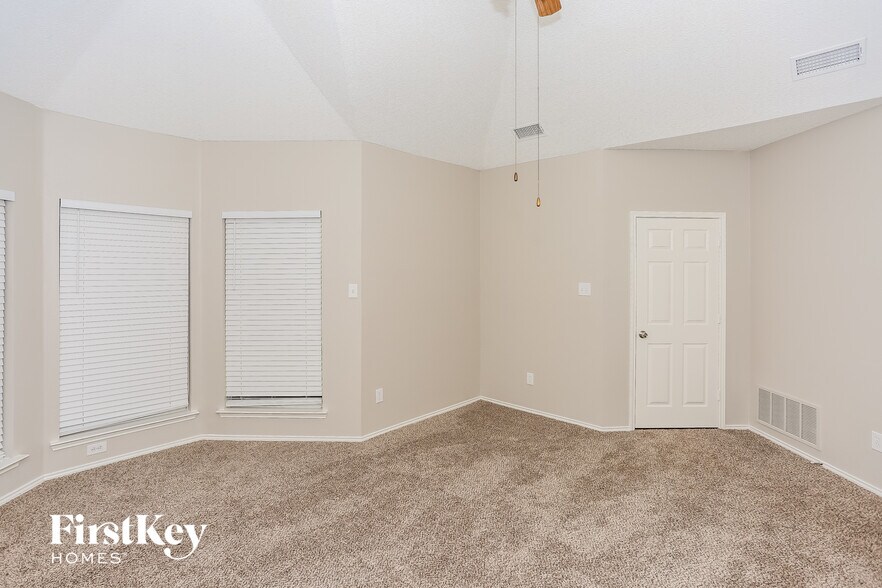 Building Photo - 2136 Mahogany St