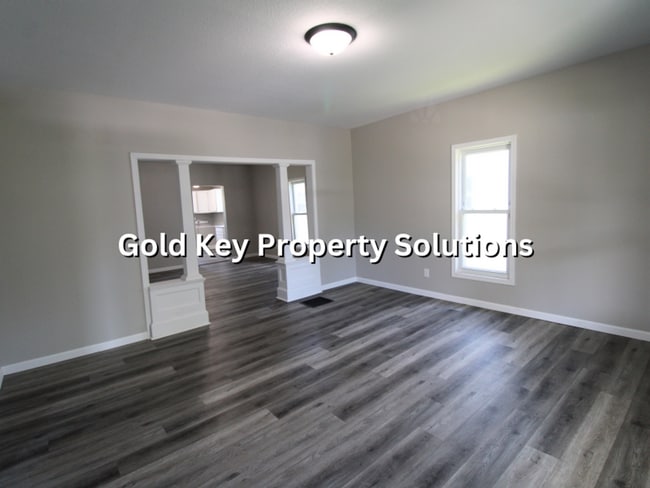 Building Photo - Spacious 3 BR 1 BA with Covered Porch and Garage (SECTION 8 APPROVED)