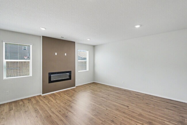 Building Photo - 4 Bed (plus BONUS ROOM), 2.5 Bath Newer Home in NE Salem
