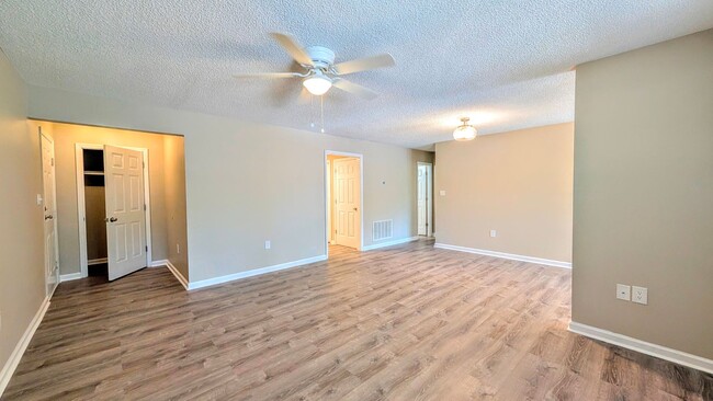 Building Photo - Remodeled and Move-in Ready Condo! | 1 br ...