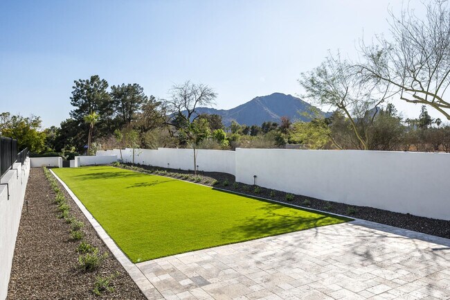 Building Photo - 6500 E Cactus Wren Rd