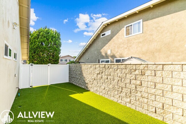 Building Photo - Welcome to this stunning 5-bedroom, 4-bath...