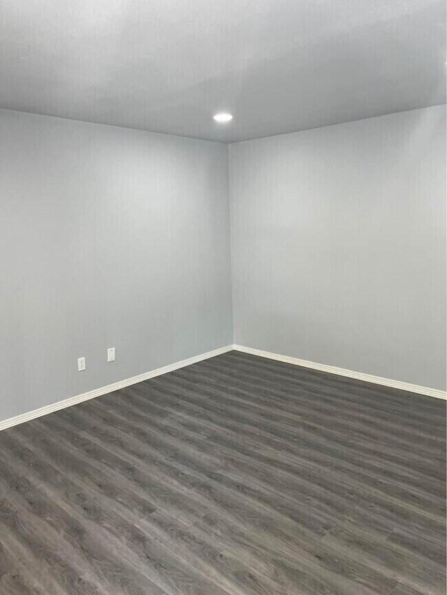 Building Photo - 1701 N Lewis Ave