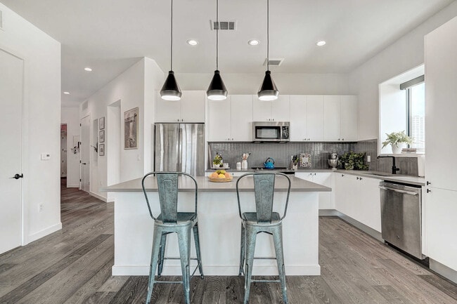 Building Photo - 800 Embassy Dr