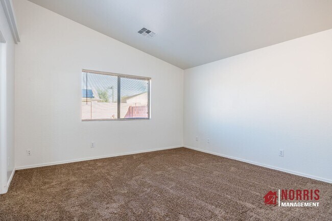 Building Photo - Great Home Located minutes from Freeway