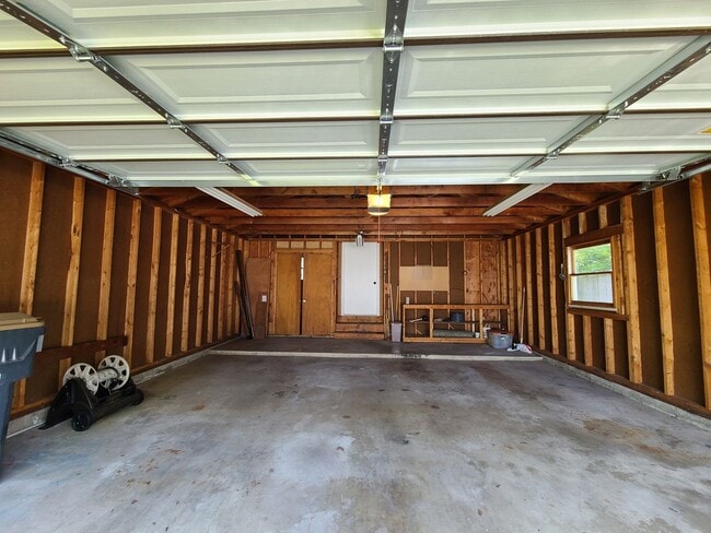 Building Photo - 3-bedroom, 2-bathroom home located in beau...