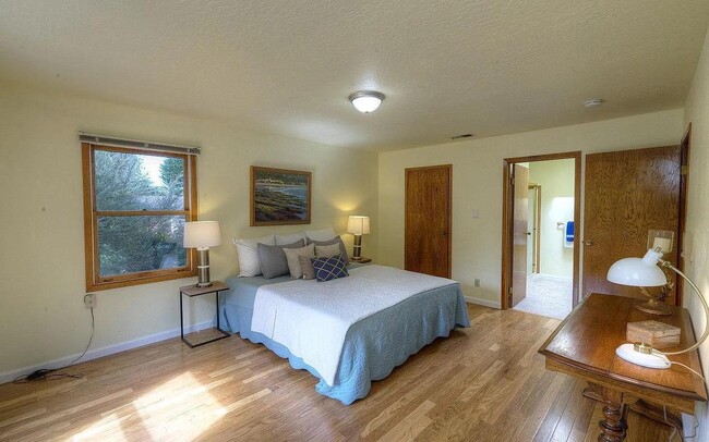 Building Photo - 1004 Acacia St