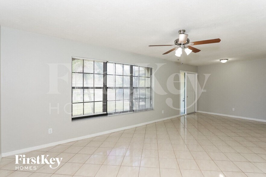 Building Photo - 3511 SE 1st Pl