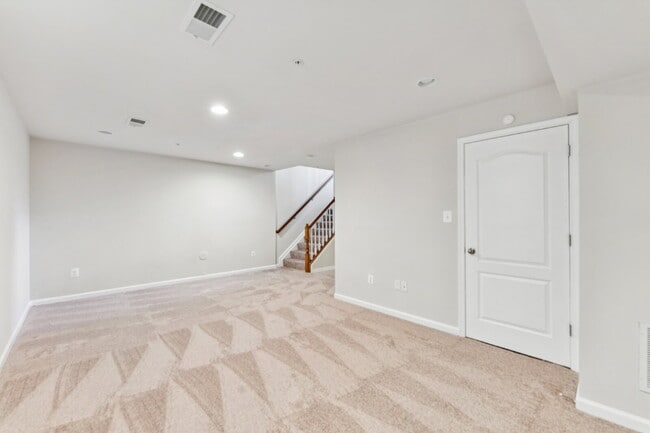 Building Photo - Charming town home located in a quiet, tree-lined community Field stone!