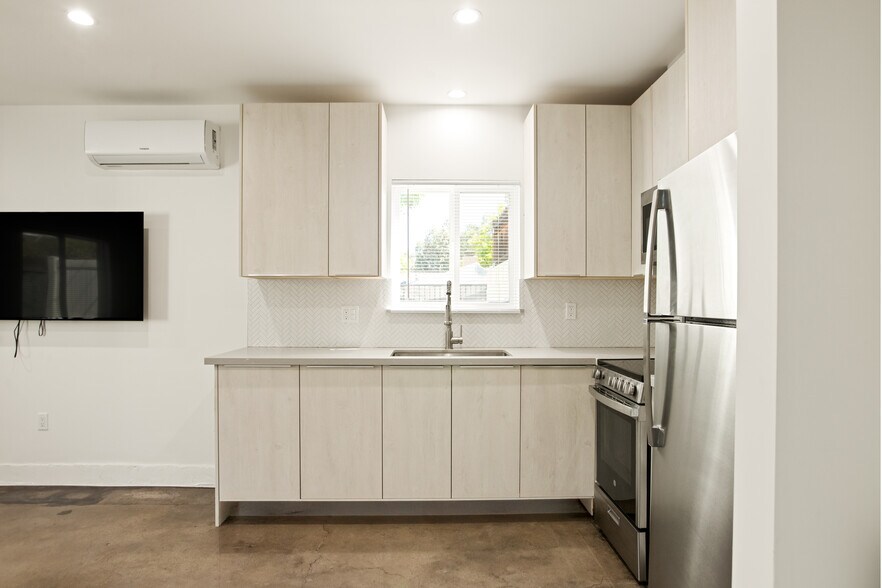 Kitchen - 23046 Saticoy St