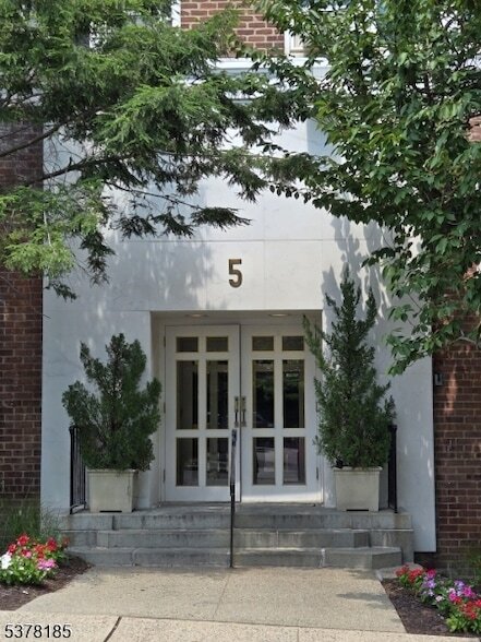 Building Photo - 5 Roosevelt Pl