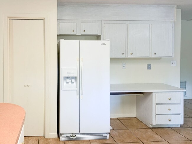 Building Photo - Pet Friendly 4BR/3BA Bedroom House - Available Mid-June!