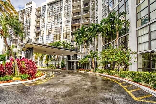 Building Photo - 800 Parkview Dr